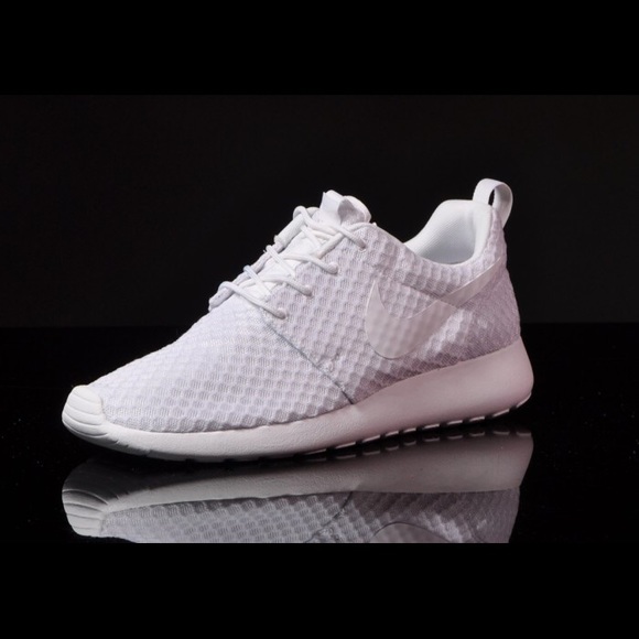 White NIKE Roshe Runs