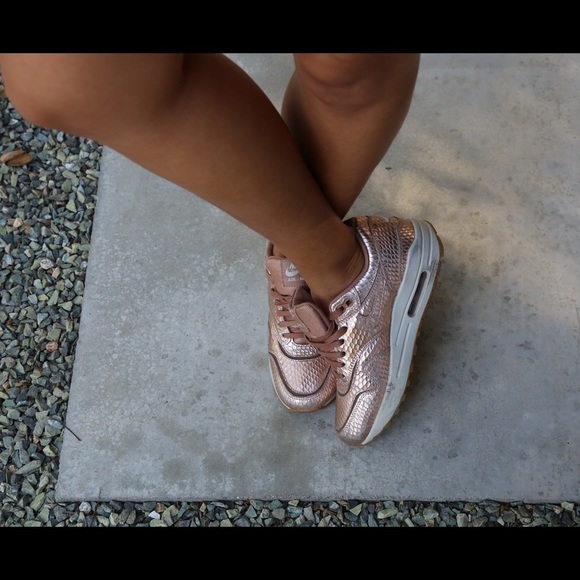 nike air max rose gold