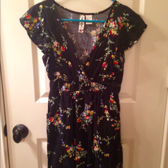 Mimi chica black ruffled floral dress NWOT - Picture 4 of 4