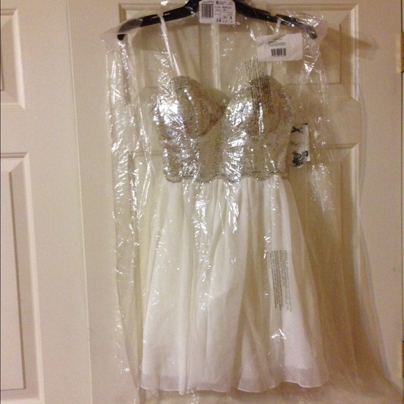 Nordstroms Wayin formal dress no trades - Picture 4 of 4