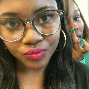 Meet your Posher, Ebony