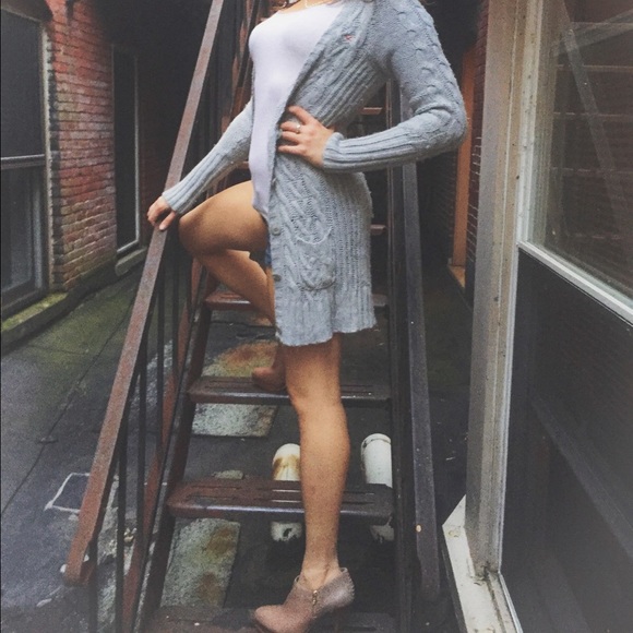 LIGHT GRAY HOLLISTER CARDIGAN