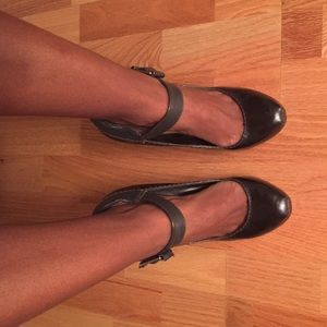 Mary Jane style heel with ankle strap (grey)