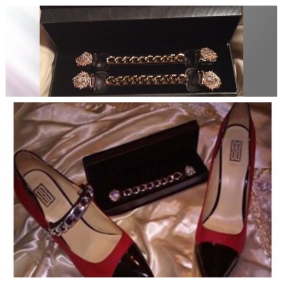 Saphya strap, keep your beauties on so Strap Up