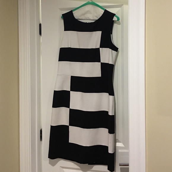Black/White White House Black Market Sheath Dress
