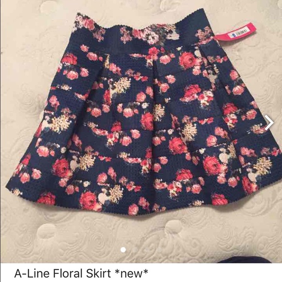 📍SOLD📍 A-Line Floral Skirt NWT
