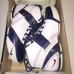 Nike - ZOOM LEBRON V