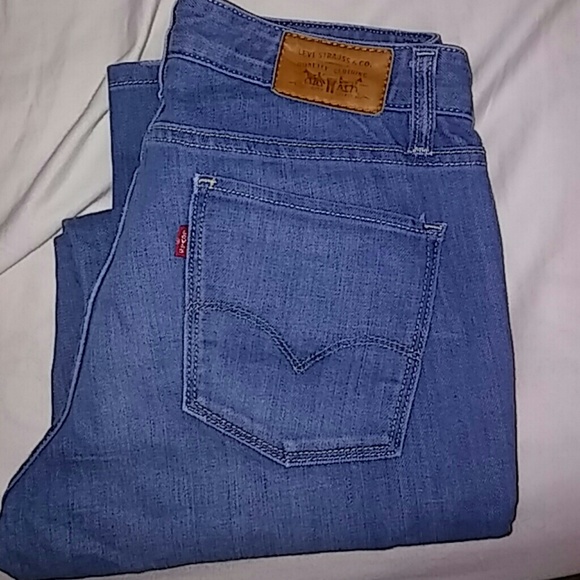 Levi's Mid Rise Straight