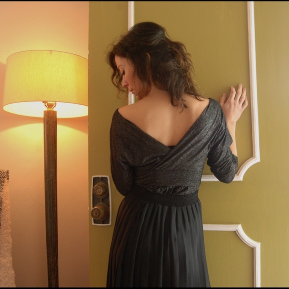 🎉 Express Metallic Black V-Neck Top - Picture 3 of 4