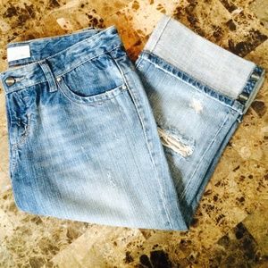 NWOT Maurices Lt. Wash destructed denim Capri 9/10