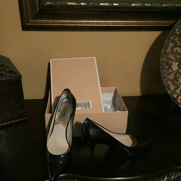 Michael kors black dress shoe.