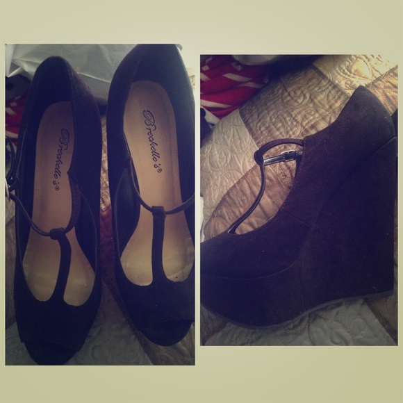 Size 7 black wedges