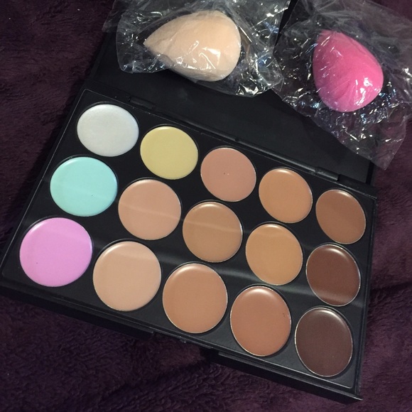 Contour pallete make up with blending sponge