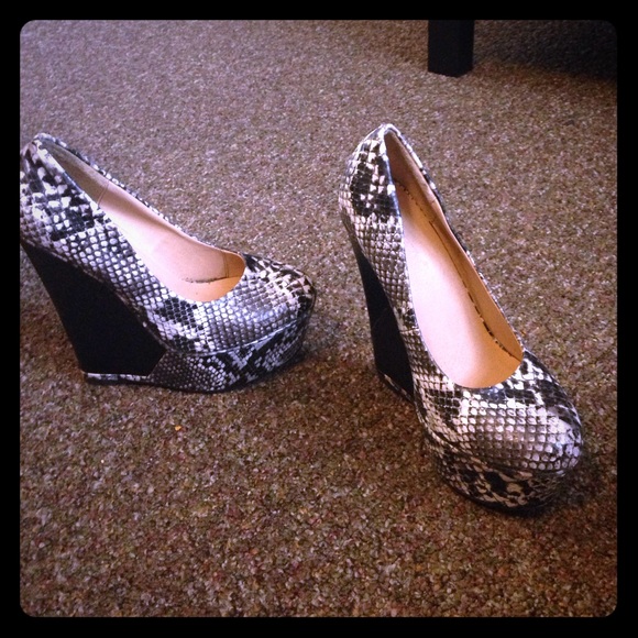 Shoe Dazzle Shoes - Sexy SuperWedges!! Black and white snakeskin.