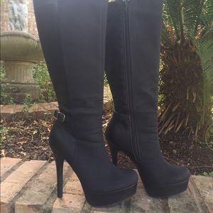 Knee high! 2-toned black platform stiletto boots