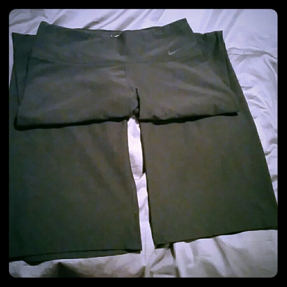 Black NIKE yoga plants. Wide leg