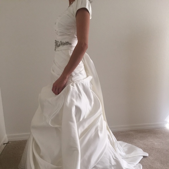 Wedding Dress (never worn) Size 0 - Picture 2 of 4