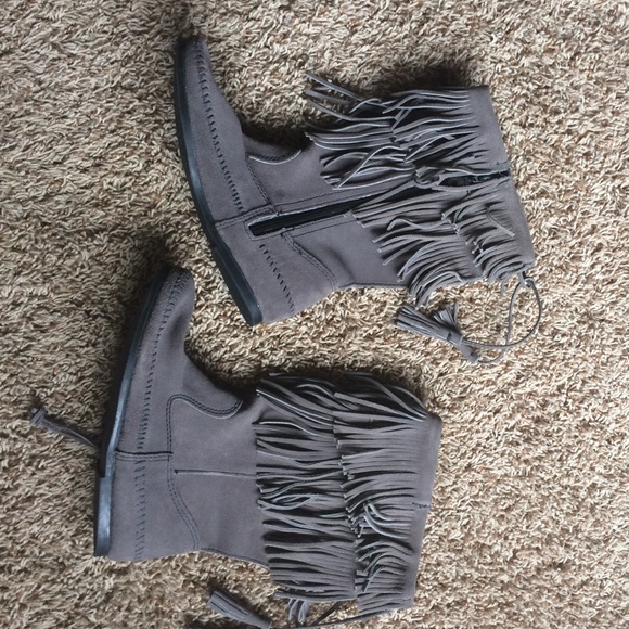 New Minnetonka fringe boots, gray