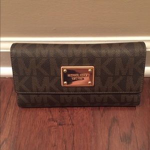 Michael Kors Jet Set Checkbook Wallet in Brown