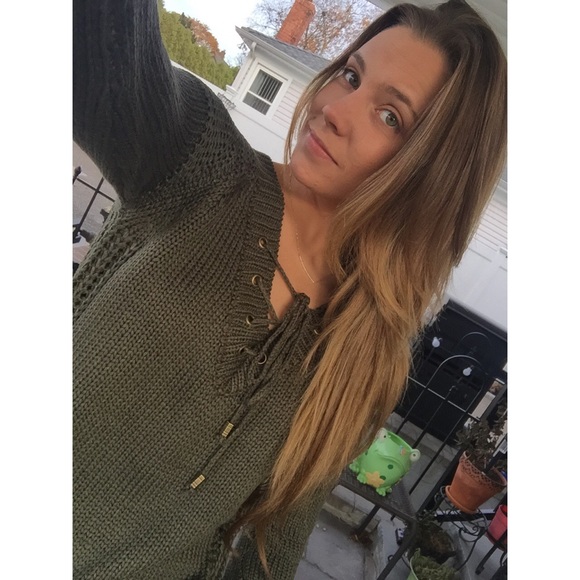 •sold out• V-neck olive knit - Picture 2 of 3