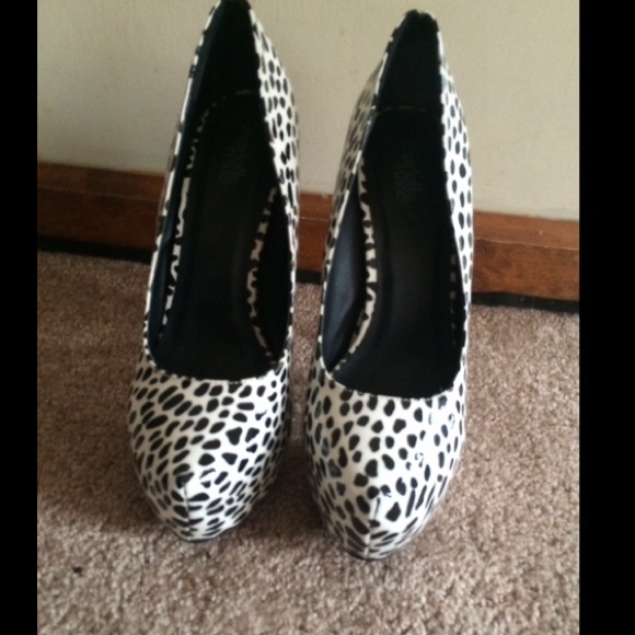 White and Black platform heels. Size 8