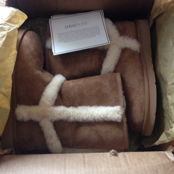 BRAND NEW UGG CARTER BOOTS