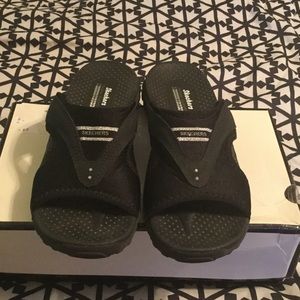 BLACK SKECHERS SLIP ONS