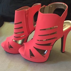 NEVER WORN NEON PINK HEELS