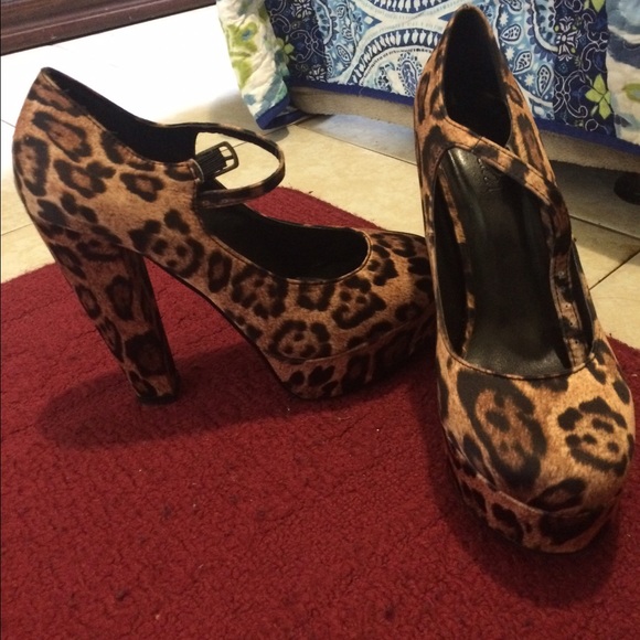 Size 8 Cheetah Satin Print Forever 21 thick Heel.