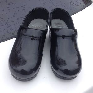 dansko black shoes