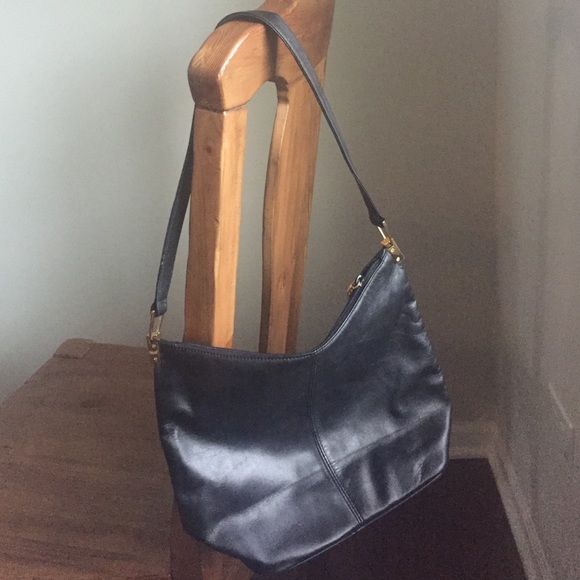 Black leather shoulder bag Preview Collection