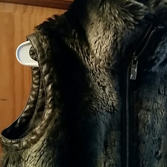 Vest - Picture 2 of 4