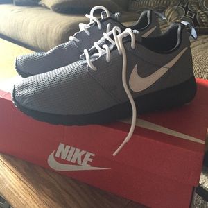 Smokey grey Nike Roshes!!