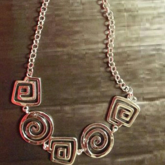 Glamorous Pendent Choker Bib Necklace