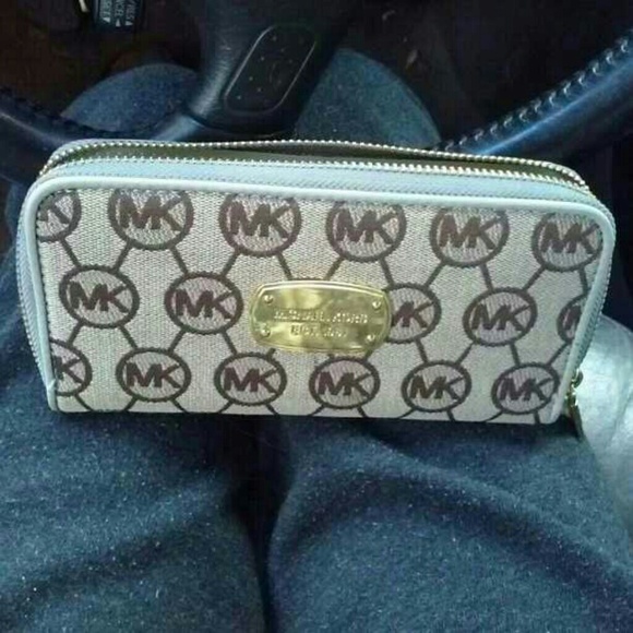 Michael Kors Wallet $90 TODAY ONLY