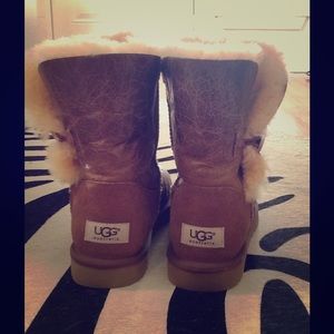 Like new rich leather Uggs. Size 7. Worn once!