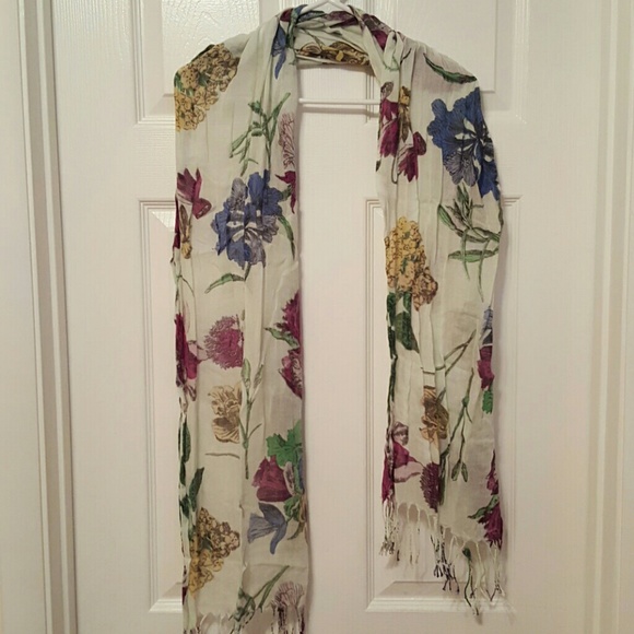 Beautiful Scarf! Fall wardrobe staple!