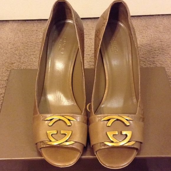SOLD!! Authentic Gucci Dressage GG peep toe pump - Picture 2 of 4