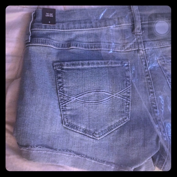 NEW ✨ Abercrombie clean-cut, light denim.