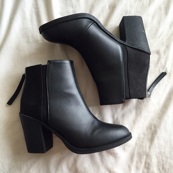 (SOLD)Ankle Boots - Picture 2 of 4