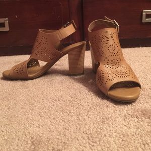 Adorable Tan Sandals!