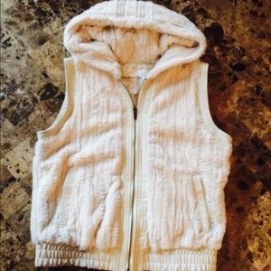 NWOT large Maurices cream fur vest w. Leather trim
