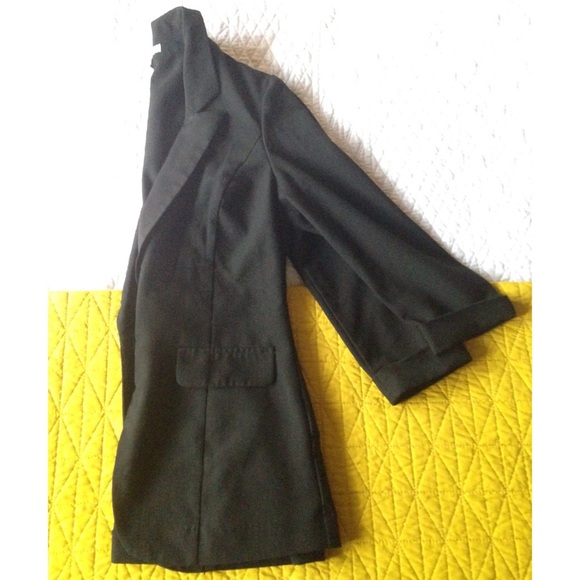 SOLD - 3/4 sleeve black blazer - Picture 4 of 4