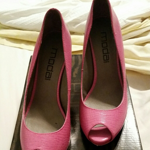Hot pink lizard peep toe pumps