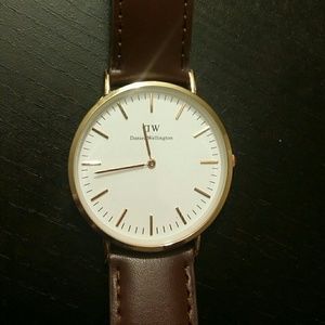 Preloved Daniel Wellington 40mm brown- no battery