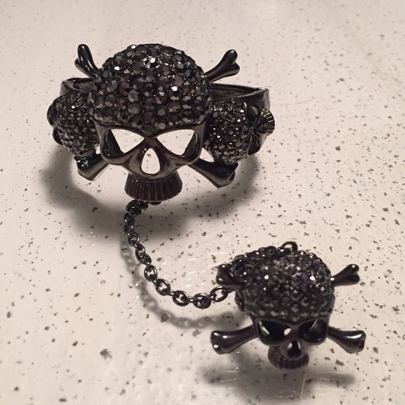 ✨NEW✨Skull Bracelet & Ring with chain