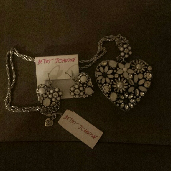 Necklace and earrings set