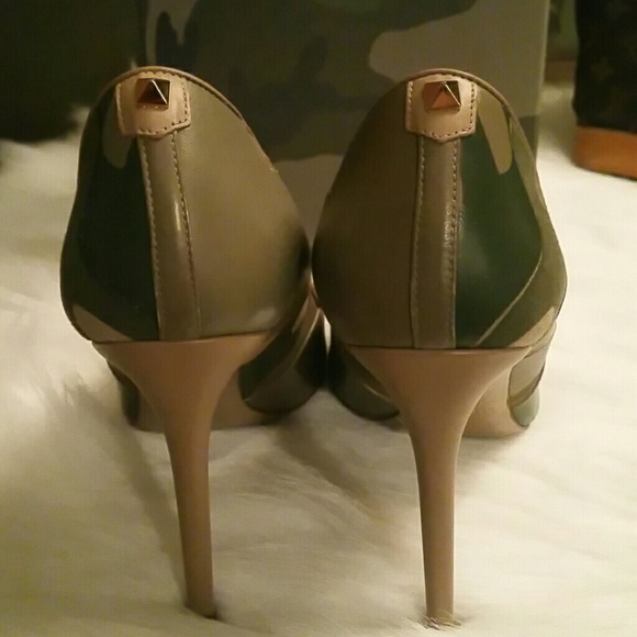 Valentino Garavani Camouflage High Heel Shoes - Picture 3 of 4