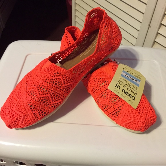 TOMS Shoes - Toms Neon Coral (Orange) Crochet Size 8.5.