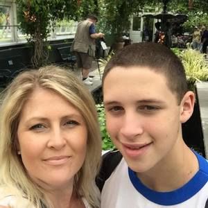 Meet your Posher, Larissa